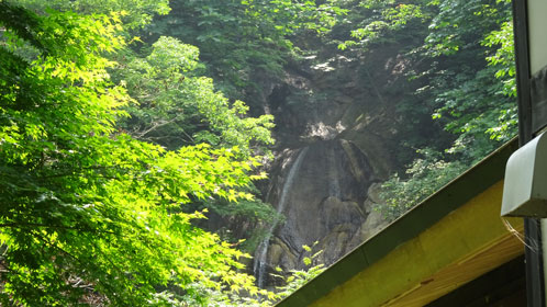 滝見の湯の建物の横から覗く「竜神の滝」