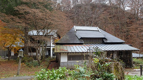 晩秋漂う「ふるさと館」