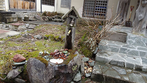青荷玄関正面前の手水