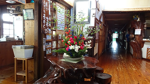 玄関内部の生け花