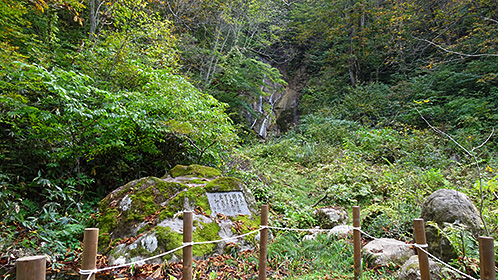 離れ奥の「竜ヶ滝」は今は静かに流れ落ちている。