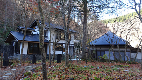 左「滝もの湯」と右「ふるさと館」
