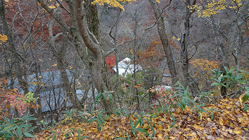 青荷駐車場から見下ろした温泉宿舎