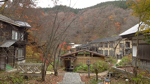 ようやく回復した「露天風呂」、奥は本館と葉を落とした山並み。