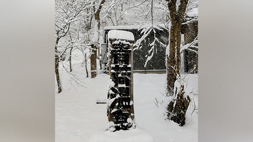 のめくり坂前に有る木製「青荷看板」